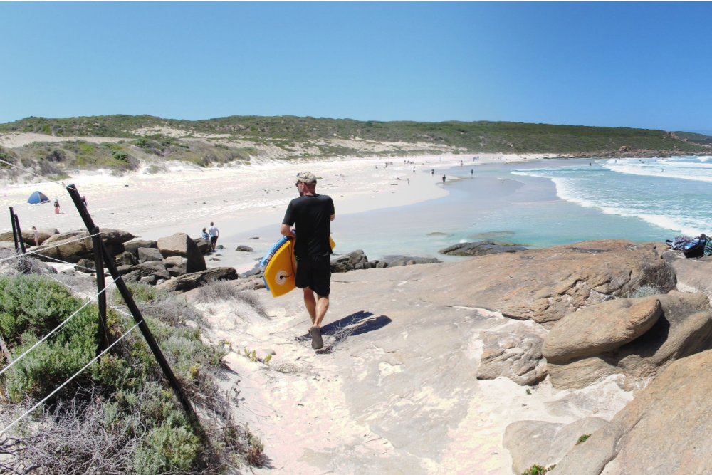 Surfer going to Redgate Beach for surfing in Margaret River_Western Australia